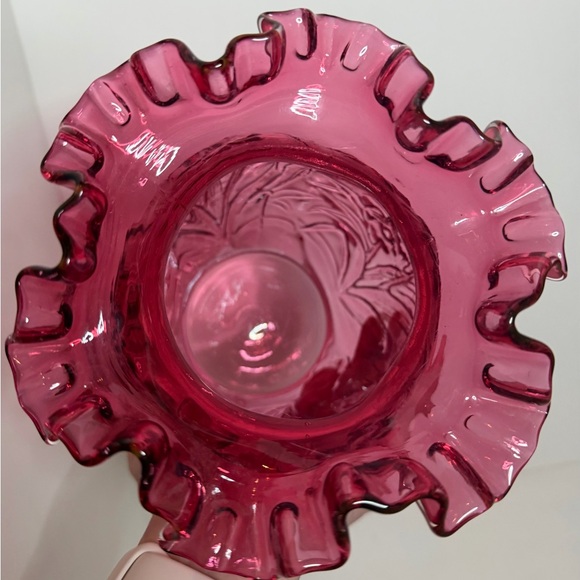Fenton Cranberry glass vase with a ruffled rim and an embossed daffodil pattern - Picture 15 of 16